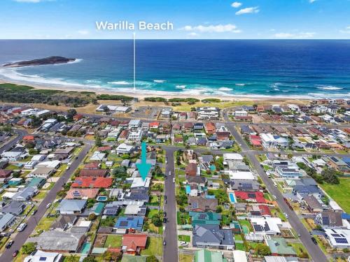 una vista aerea della spiaggia di Waikiki di Coastal Palms - Family & Pet-Friendly Beachside Haven a Lake Illawarra