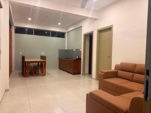 WayanadIdam home stay的客厅里有一张沙发和一张桌子。