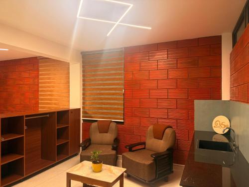 WayanadIdam home stay的有两把椅子和一张桌子的候诊室