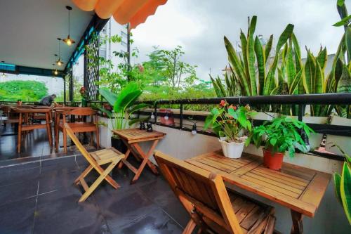 Un jardín fuera de Hotel Giao Thông