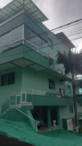 un edificio con una palmera delante en Edifício Vitória 1 Apt 501, en Marcelino Ramos