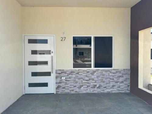 Fotografie z fotogalerie ubytování Two Bedroom West isle Gated Community v destinaci Little London