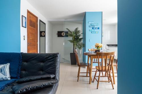 阿拉亚尔-杜卡布Cobertura na Orla da Praia Grande的客厅里有一张沙发和一张桌子。