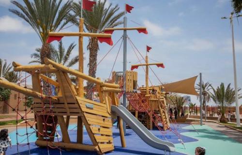 Piscina de la sau aproape de Económicas Habitaciones Privadas Cerca de Playa