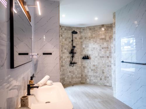 Ένα μπάνιο στο Hidden Gem The Palms 6Br Sea View Private Pool