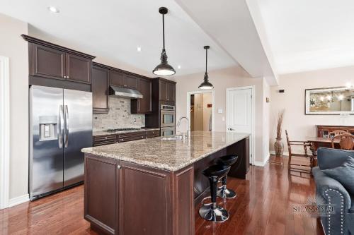 O bucătărie sau chicinetă la Luxury Chalet-Walk to Beach/Village w Mtn View