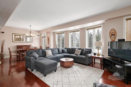 Un televizor și/sau centru de divertisment la Luxury Chalet-Walk to Beach/Village w Mtn View