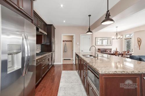 Kuchyň nebo kuchyňský kout v ubytování Luxury Chalet-Walk to Beach/Village w Mtn View