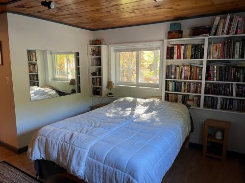 Postel nebo postele na pokoji v ubytování Unit A farm at 420