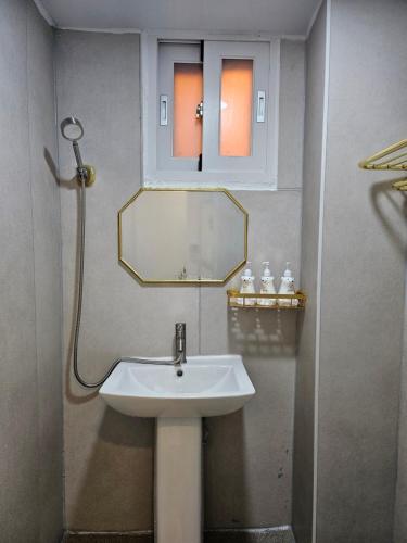 Wŏnsanjŏng달달마실 204호的浴室里有洗手池和镜子