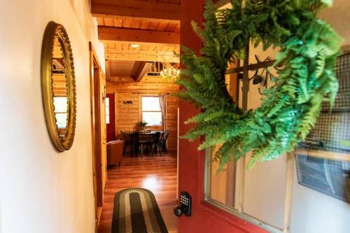 un soggiorno con una corona di fiori di Natale sulla porta di Enchanted Forest Cabin a Winterport