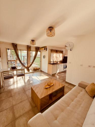 una sala de estar con un sofá y una mesa en Cocon Romantique, en La Saline-Les-Bains