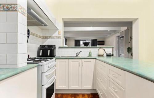 Η κουζίνα ή μικρή κουζίνα στο Sweet Home in Glen Iris