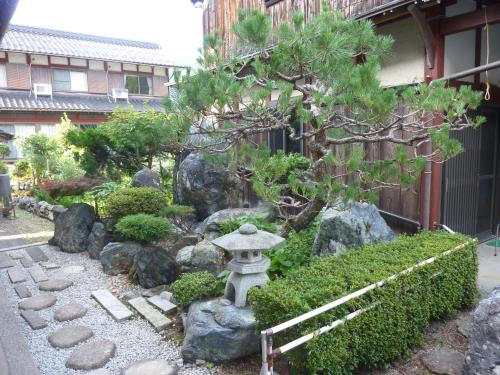 a japanese garden with a pagoda at ゲストハウス五郎平 in Nagahama