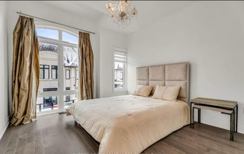 Postel nebo postele na pokoji v ubytování Entire place in Richmond hill Modern Luxury Home