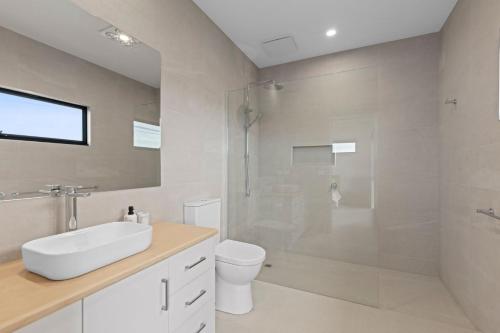 een badkamer met een douche, een toilet en een wastafel bij Mercer on Port in Portarlington