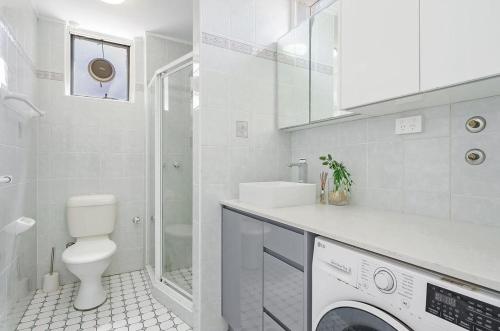 Un baño de Oceanfront Stay - Steps to the Sand