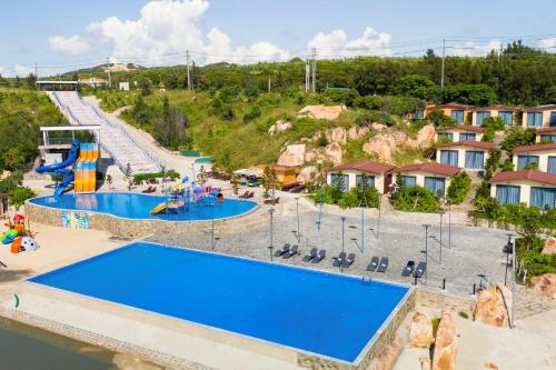 vista aerea su un parco acquatico con 2 piscine di Adora Bay Ke Ga Beach Resort a Ke Ga