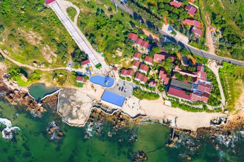 una vista aerea di una casa sulla spiaggia di Adora Bay Ke Ga Beach Resort a Ke Ga