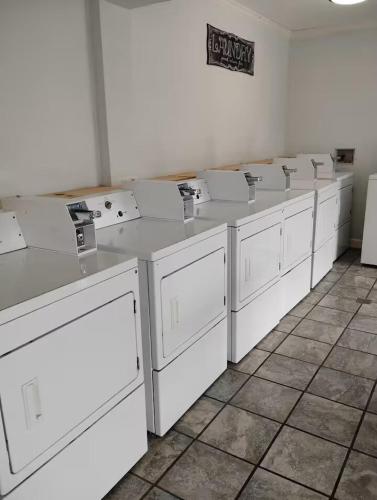 een rij witte wasmachines in een kamer bij Gated 1 King Bed 1 Bath Apt with Full Kitchen 109 in Baton Rouge