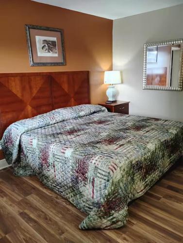 een slaapkamer met een bed in een hotelkamer bij Gated 1 King Bed 1 Bath Apt with Full Kitchen 109 in Baton Rouge
