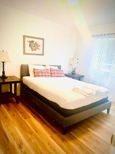 a bed in a bedroom with a wooden floor at Yedengel in DEN