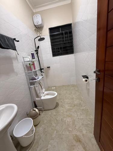 坎帕拉Dee furnished homes Kyanja的带马桶和水槽的浴室