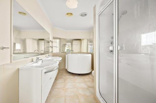 Ένα μπάνιο στο Sunrise Deck Lake Naps 5Bedroom Group Getaway