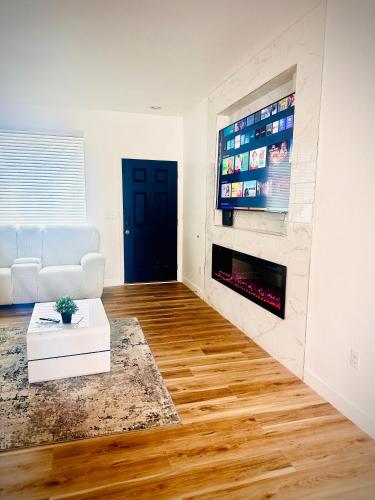a living room with a white couch and a fireplace at Yedengel in DEN