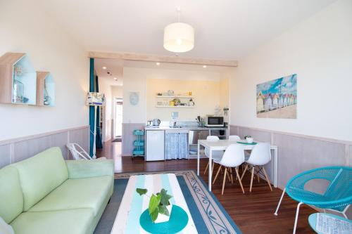 un soggiorno con un divano e un tavolo di Leigh Central a Leigh
