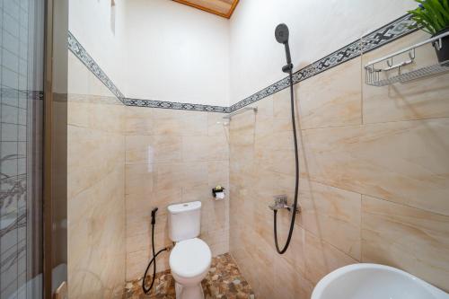ein Badezimmer mit Dusche und Toilette in der Unterkunft Puspa Guest House Lembongan in Nusa Lembongan
