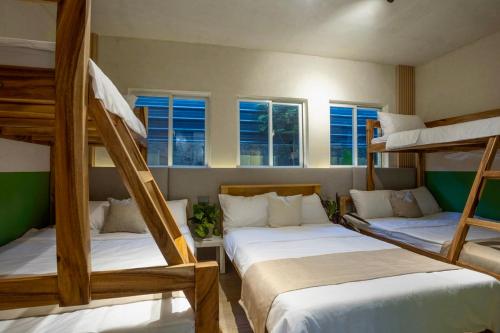 Ένα ή περισσότερα κρεβάτια σε δωμάτιο στο FLASH SALE Villa Amihan Vigan with Pool 5 Mins to Calle Crisologo