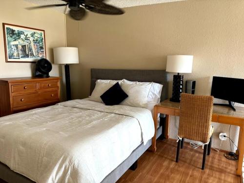 Una cama o camas en una habitación de Great Kihei Location Steps to Beach 2BR 2BA