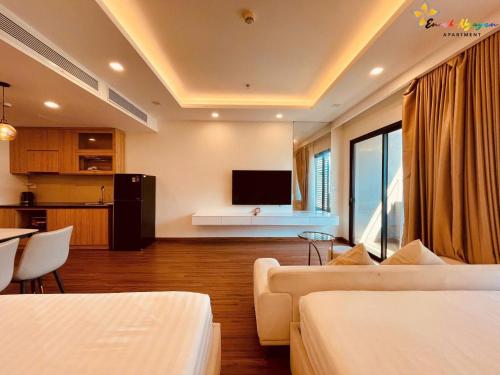 Zimmer mit 2 Betten und einer Küche mit einem TV in der Unterkunft Seaview Quy Nhon apt FLC in Quy Nhon
