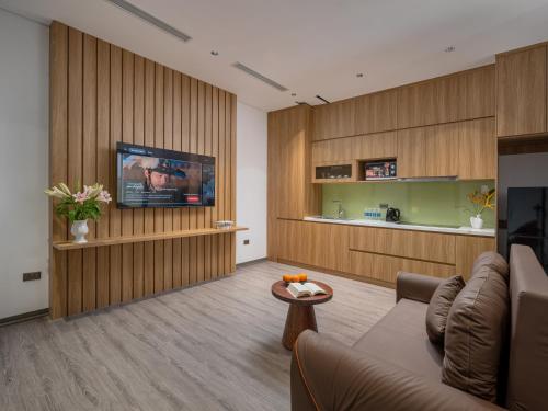 河内Minerva Aparthotel Hanoi的客厅里有一张沙发和一台电视
