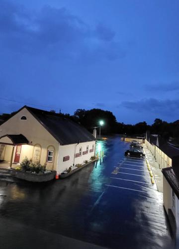 Red Bank Inn的停车场,有汽车停在大楼外