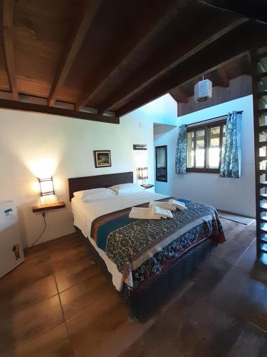 Santa Monica Hospedaria في برايا دو روزا: غرفة نوم بها سرير كبير في الغرفة