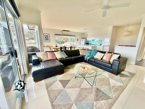 Χώρος καθιστικού στο Modern Coastal with Sparkling Sea Views in Victor Harbor