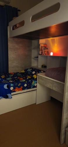 Een bed of bedden in een kamer bij Homestay Ummi Baling