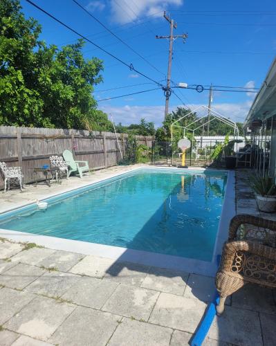 Bazén v ubytování HolydayLakeOsborneHouseBedFrm99DollarsDaylymin2to6PersParty nebo v jeho okolí