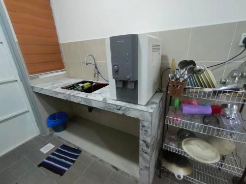 Η κουζίνα ή μικρή κουζίνα στο Qmal Homestay