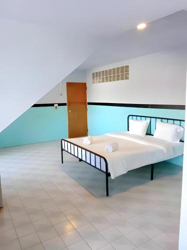 a bedroom with two beds in a room at oo Mitr Inn Phuket Island - Phuket Old Town yes in Phuket