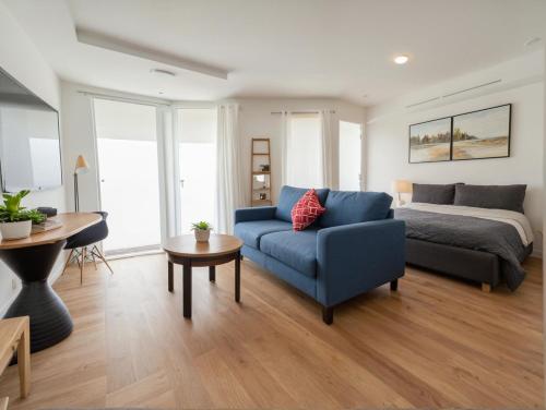 Khu vực ghế ngồi tại Modern Luxury Apartments in the Heart of Los Angeles