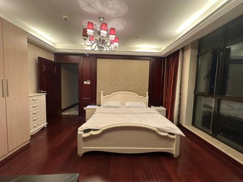 Una cama o camas en una habitación de Qingsu Shanghai Main Branch