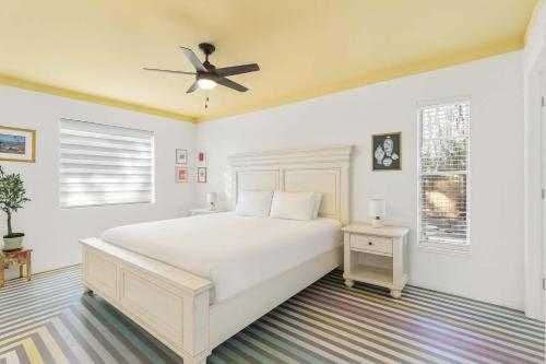 Кровать или кровати в номере Bright Bay Hideaway - Near Springs - Pet Friendly