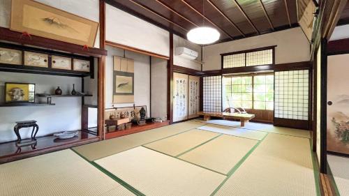 Postel nebo postele na pokoji v ubytování 佐渡島に残る築130年の伝統的な古民家｜東夢