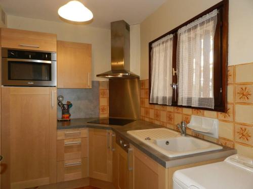 Kuchyň nebo kuchyňský kout v ubytování Appartement 2 pièces, terrasse et parking, Bormes-les-Mimosas - FR-1-251-892