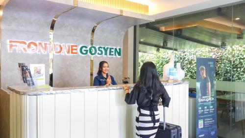 Επισκέπτες που μένουν στο Front One Gosyen Hotel Salatiga
