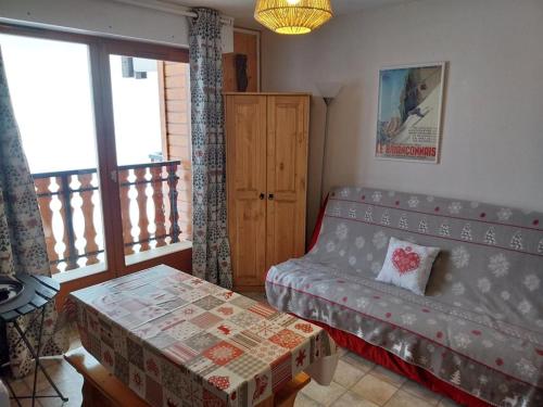 Ένα ή περισσότερα κρεβάτια σε δωμάτιο στο Studio lumineux avec balcon, vue montagne, 25m² - FR-1-573-147