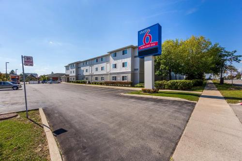 米西索加Studio 6 Toronto - Mississauga with Kitchenettes的路边有沃尔玛标志的建筑